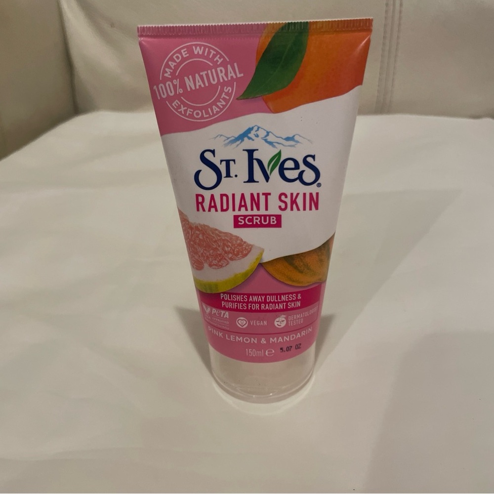 ST. IVES Radiant Skin Pink Lemon & Mandarin Orange Facial Scrub 150 ML